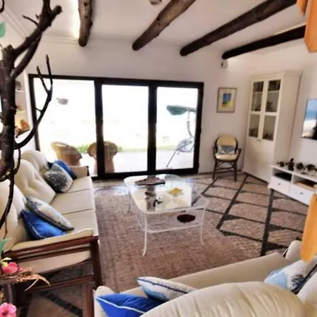 Beachfront Surf With Pool Βίλα